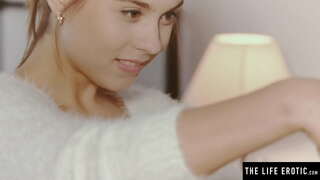 ���่ารักผมสีน้ำตาลนมองดูตัวเองในกระจกขณะลังช่วยตัวเอง