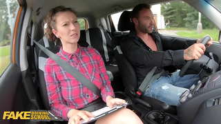 جعلی ڈرائیونگ اسکول سیکھنے خریدتا انسٹرکٹر Emilia Argan ایک کافی پہلے بیرونی بھاڑ میں جاؤ