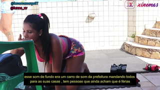 Непослушная зани пурра ҳаяҷон аст, пас аз озмоиши посидела вкуснятинкой дар ванна, гирифта шудааст шир дар киску