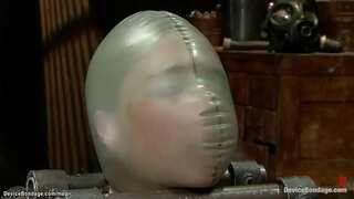 Жылдыз-блондинка-лесбиянка-рабыня нарын прозрачном төмөнкү ич кийим, привязанная карата металлическому түзүлүшкө позе на корточках алат үчүн түрткү бодо мал, андан кийин айым Клэр Адамс зажимает киску жана анын мучает