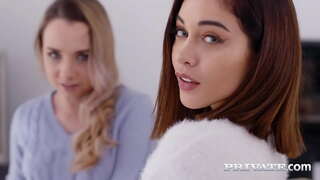 Petite Mona Blua kaj bela Ginebra Bellucci disvastiĝo tiuj belegaj butt vangoj akiri ass fucked post deepthroat duobla blowjob kaj ludanta kun vibrador! Plena Filmo &amp;amp; 1000aj jaroj Pli ĉe Private.com!