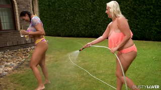 Kabayang Panempatan jeung Titty Nyusu pikeun Dua Busty Lesbi