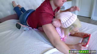 Сексуалдык оюнчунун красотка Ава Синклер калтырат анын оюн жана баштайт трахать анын мүчөсү жана жасайт аны кончить анын чоң сиськи