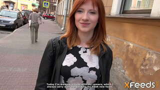 Сексуалды қыз құмарлықпен мастурбация жасайды және оның кискасын мастурбациялайды