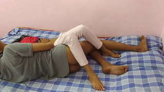 Ť�学的女孩得到讨厌的上一个家伙在黑色内衣