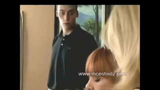 Krok Máma a krok Syn navštivte dominantní krok Teta na její Narozeniny