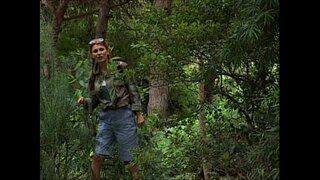 Nikolette spying air gnè-cinneil anns a &#039; choille