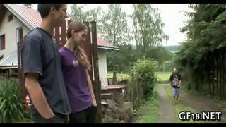 Bu bebek bacaklarını geniş açık yayar