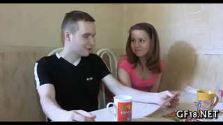 Cukup umur undang-undang remaja malaikat berdiri anjing fesyen