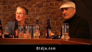 Daring कुखुरा sucks दुई पुराना dicks