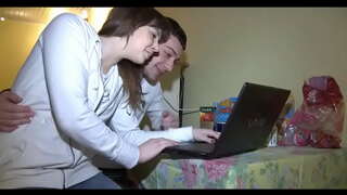 O bebek mavi gömleğini çıkarıyor