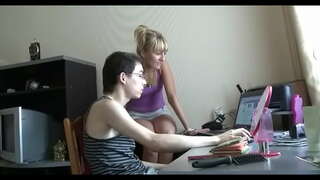 Ve sonra adam topuzunu alır