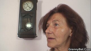 Pagtahi sa daan nga lola ug batang lalaki