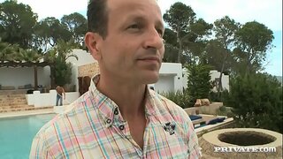 Эми Уайлд Имеет Дело С Двумя Петухами