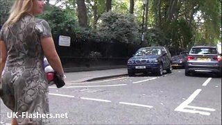 Sexy migający blondynka Ashley Riders ekshibicjonizm, na zewnątrz i amatorskie laska-podglądaczem