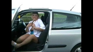 באַסטי מילף געאָרדיע פלאַשינג אין ציבור