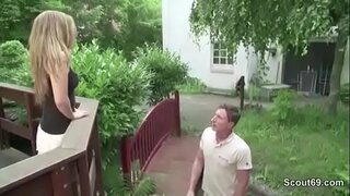 Cilik slim Teen bajingan dening juragan amarga saka utang 