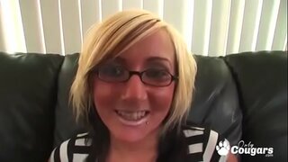 ���ูกกวาดปล่อยให้โจนส์ดำน้ำเชื้อชายคนข้างในของเธอจิ๋ม