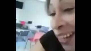 בוגר מקסיקני מקבל את החלב.