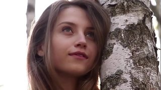 ���ोड तरुण महिला Nicolina काढून तिच्या कपडे वूड्स मध्ये