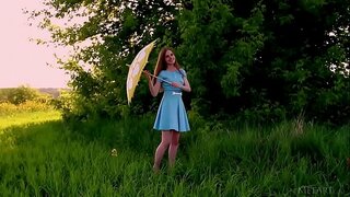 ���ुक्रेनियन सौंदर्य कॅनरा नग्न होणे उघडया मैदानातील