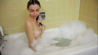 Ndjenja e shikonte tim në vaskë