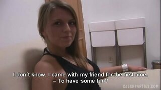 KRÁSNÝ MODEL ŠUKÁ ZA PENÍZE!