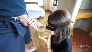 ���लक में हलक में गुलाम लड़की - पेय का कटोरा । 