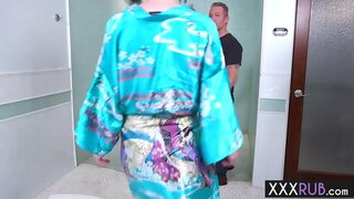 Naughty MILF massaeg bat guys gorputza eta rode bere gauza handia