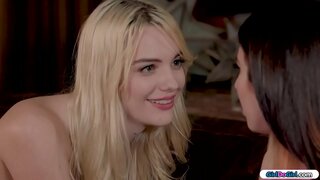 Brunette is op zoek naar de afstandsbediening en vraagt haar blonde remote als ze weet waar het is.Alle naakt ze draaien met de afstandsbediening in haar kont.zijn alle onderdeel los te maken van haar en ze verleidt haar.Ze zoenen en ze likt haar kut voor facesitting doet haar