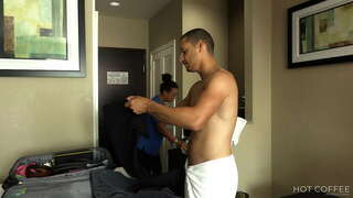 Ã�ームサービス！ ビッグbootyラティーナがゃわんちゃんスタイルによるゲストsquirtsたしています。