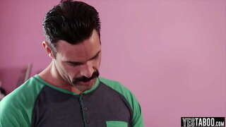 ���ดูร้อนวันจะได้อึ๊บโดยอพ่อเลี้ยงของเธอ