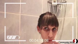 Çirkin genç kendini parmaklamak için banyoda saklanıyor