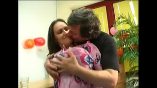 Živahno dekle Jenny z velike naravne joške dobi banged od zadaj