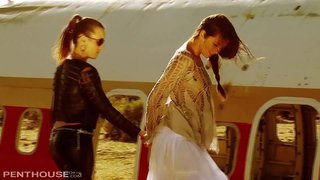 ���ಾದಕ ಬೆಡಗಿ ನಕ್ಷತ್ರಗಳು ಅಲ್ಲೀ ಮತ್ತು ಜೆನ್ನಾ 69 ಮತ್ತು fingerbang ಮರುಭೂಮಿಯಲ್ಲಿ.