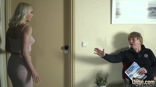 Lumang tao penetrates mainit na maasim at mga plano sa kanyang malambot na mga utong