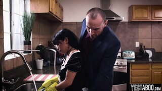 Busty latina cameriera pulcino ottiene ruvida scopata da dietro