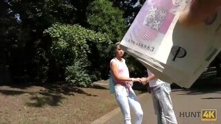 HUNT4K. सिद्ध shaved pussy र तंग गधा मा आउन को हात शिकारी