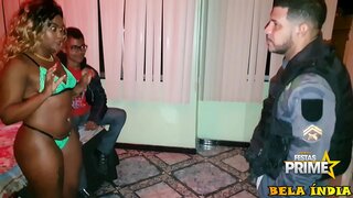 Cuckold skatīties man dod, lai policists viņam priekšā