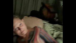 Femme ramassé par un ami