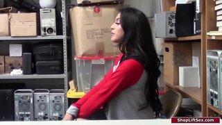 Latin shoplifts và một viên chức tìm kiếm của mình.Anh làm cho cô ấy xuống và thống trị của mình để lấy cô.Cô mang đến cho hắn, thổi kèn, và sau đó ông ấy