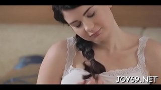 Baharatlı genç esmer Lucy L. ilk erotik videosunu yapıyor