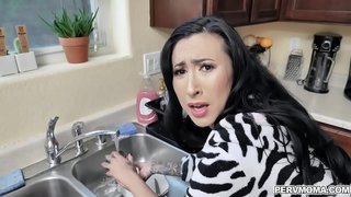 Аван шокшо Лейн Лили шонет, тудым эргывел вӱдым подылыныт, сандене тудын дене мунчалташ, кызытеш тувыр-йолашым мушкеш