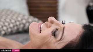 خطوة أمي الملاعين لها مثلية ابنة